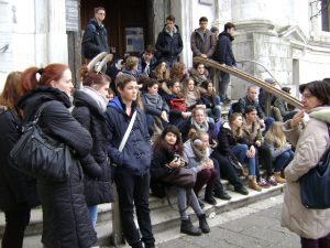 Velencében hallgatjuk az idegenvezetőt Cserekapcsolat